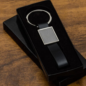 Chaveiro de couro com detalhe em metal