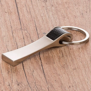 Chaveiro metálico com detalhe em couro