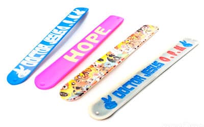 Pulseira bate-enrola de silicone