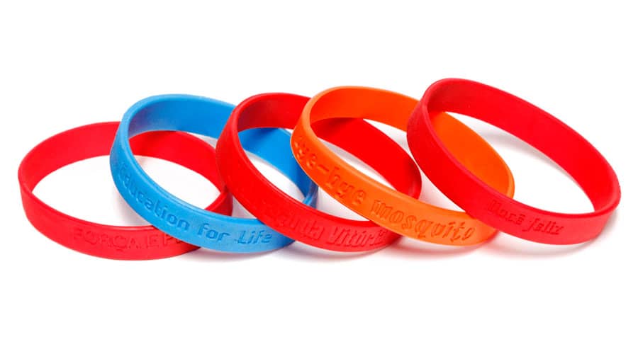 Pulseira de borracha com gravação em baixo relevo