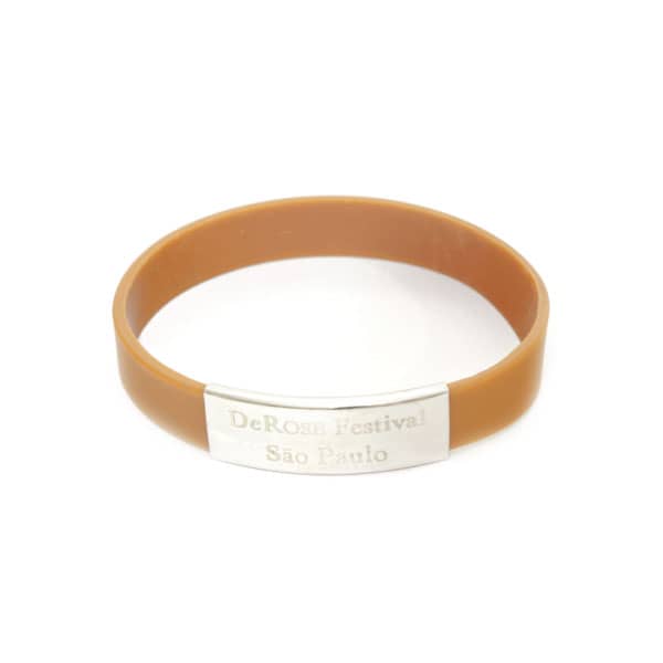 Pulseira de silicone com acabamento em metal