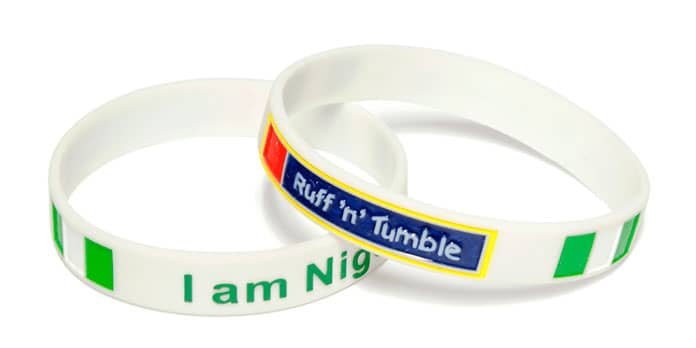 Pulseira de silicone com gravação em alto relevo com cor