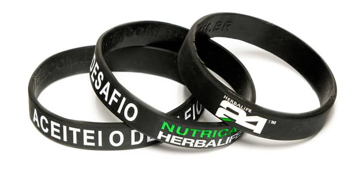 Pulseira de silicone com gravação em baixo relevo com cor