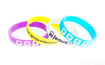 Pulseira de silicone com mensagem em baixo relevo com cor